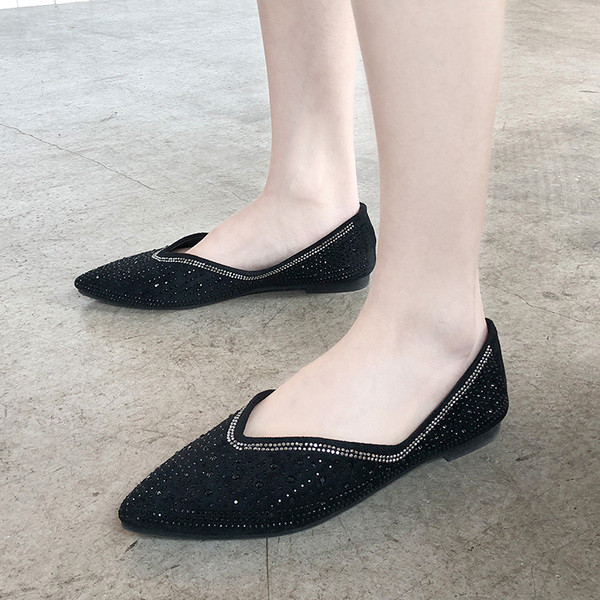 Két színben kövekkel díszített, modern női cipő