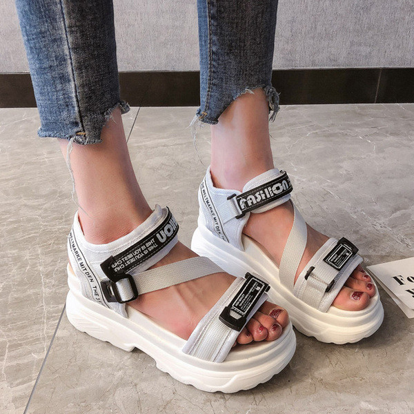 Alkalmi női szandál magas talppal és foltokkal, két színben