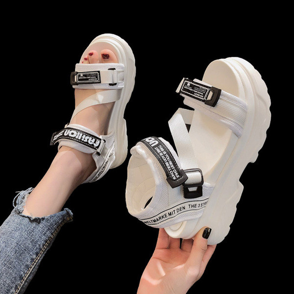 Alkalmi női szandál magas talppal és foltokkal, két színben