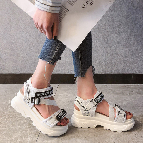 Alkalmi női szandál magas talppal és foltokkal, két színben