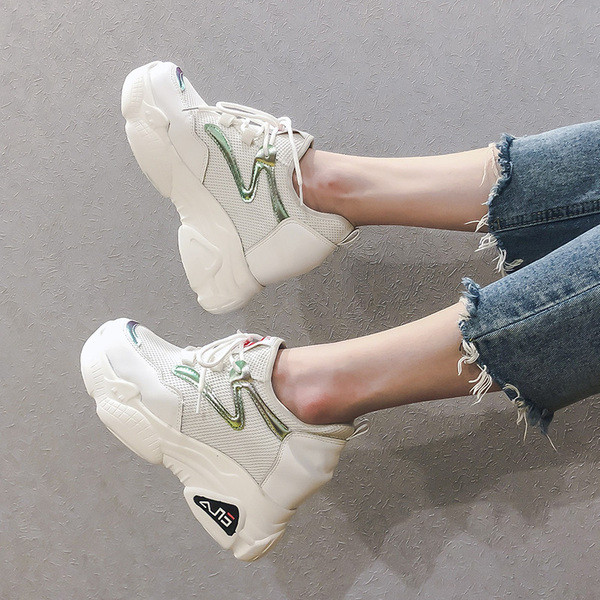 Tenisi de dama actuali cu talpa inalta si aspra in doua culori