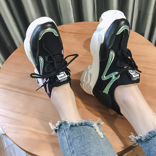 Tenisi de dama actuali cu talpa inalta si aspra in doua culori