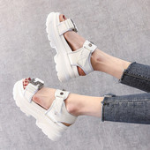 Sandale de dama moderne cu talpa inalta si element metalic alb-negru