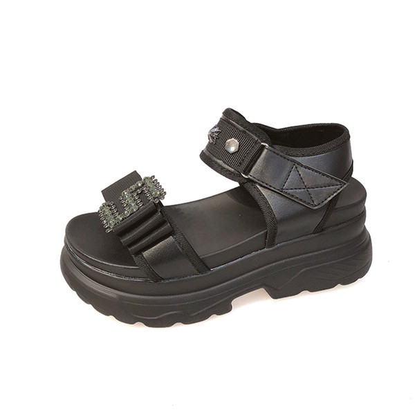 Sandale de dama moderne cu talpa inalta si element metalic alb-negru