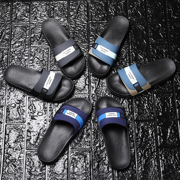 Alkalmi férfi papucs három színben felirattal