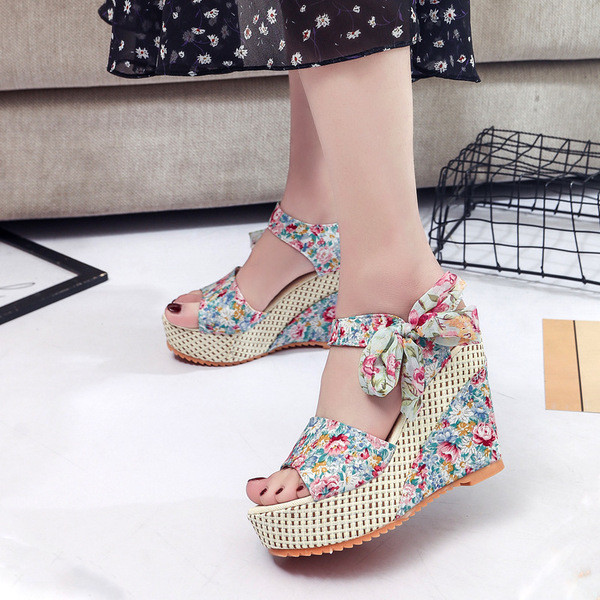 Modern női szandál virágos motívumokkal és szalaggal több színben