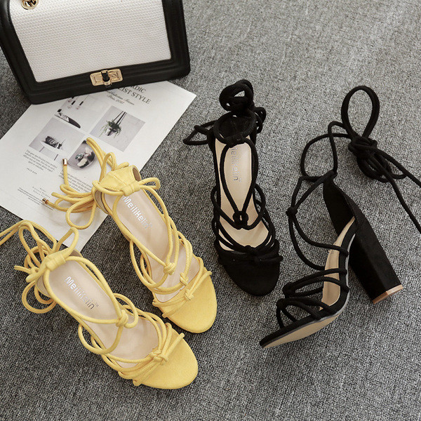 Sandale actuale de damă cu toc în negru și galben