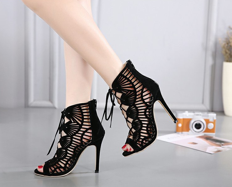 Női szandál új modell magassarkúval és fűzős fekete színben