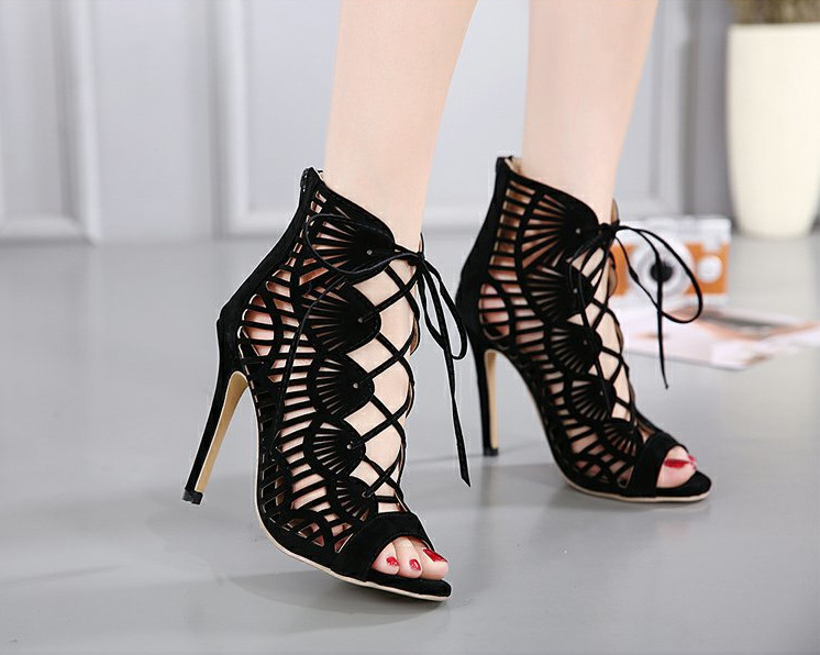 Női szandál új modell magassarkúval és fűzős fekete színben