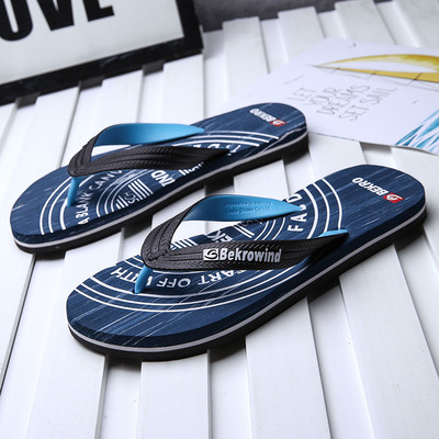 Papuci pentru bărbați cu model modern, cu o inscripție