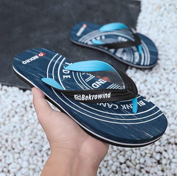 Papuci pentru bărbați cu model modern, cu o inscripție