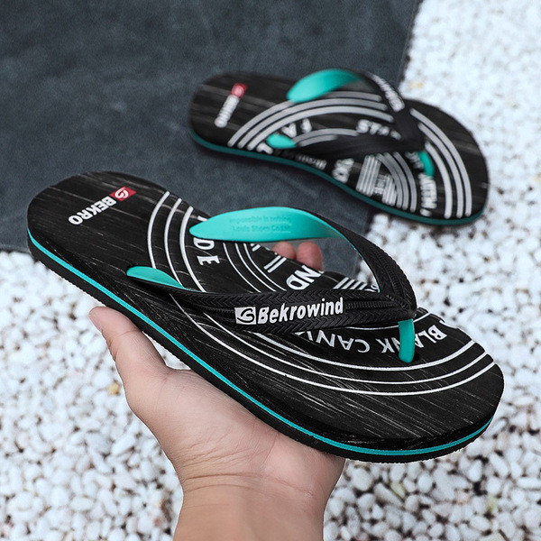 Papuci pentru bărbați cu model modern, cu o inscripție