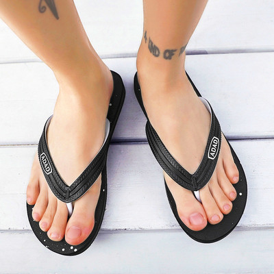 Alkalmi férfi papucs három színben felirattal