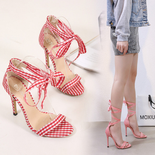 Sandale de damă în carouri cu toc înalt și șireturi în negru și roșu