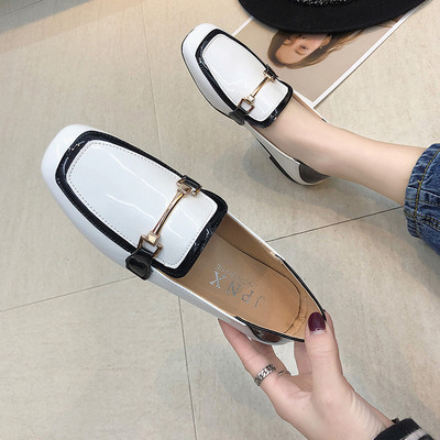 Női alkalmi cipő fekete-fehér színben