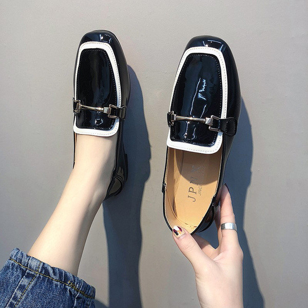 Női alkalmi cipő fekete-fehér színben