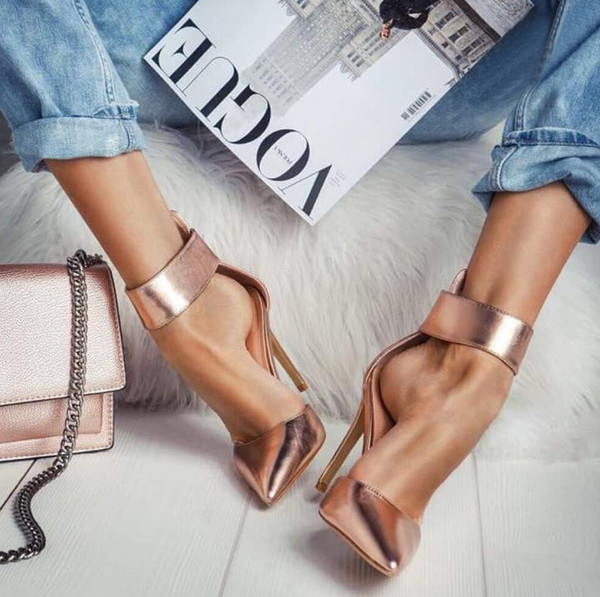 Γυναικεία παπούτσια  με ψηλό τακούνι σε χρυσό χρώμα