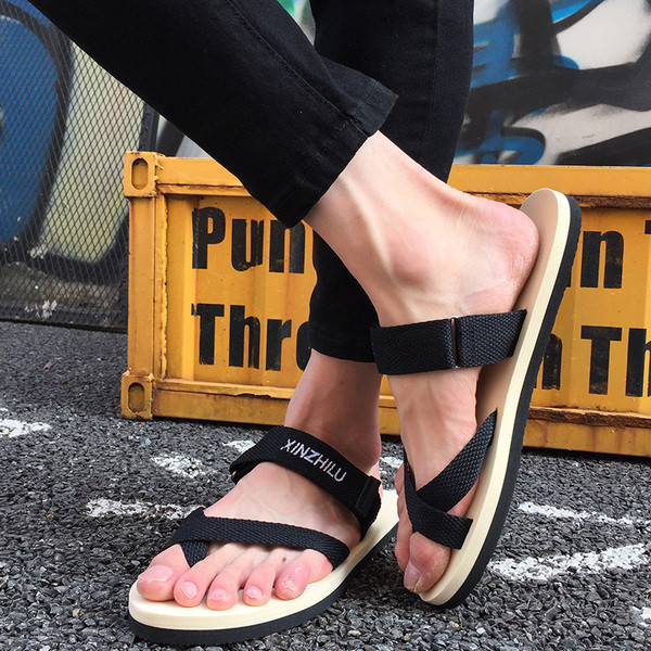 Modern állítható papucs két színben, felirattal, férfiaknak és nőknek egyaránt