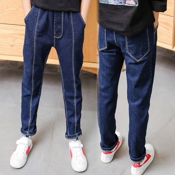 Modern, sötét színű, zsebes gyerekfarmer