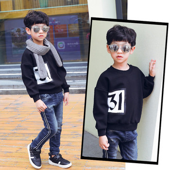 Μια μοντέρνα παιδική μπλούζα για αγόρια με μαύρο χρώμα