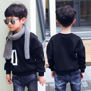 Μια μοντέρνα παιδική μπλούζα για αγόρια με μαύρο χρώμα