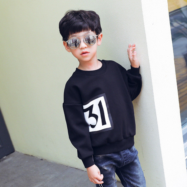 Bluza moderna pentru copii pentru baieti cu aplicatie este neagra