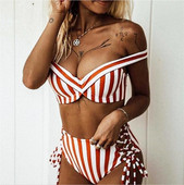 Csíkos női fürdőruha nyakkendővel és magas derekú nadrággal