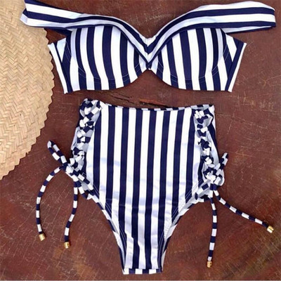 Csíkos női fürdőruha nyakkendővel és magas derekú nadrággal