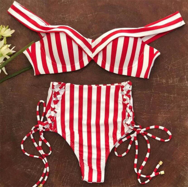 Csíkos női fürdőruha nyakkendővel és magas derekú nadrággal
