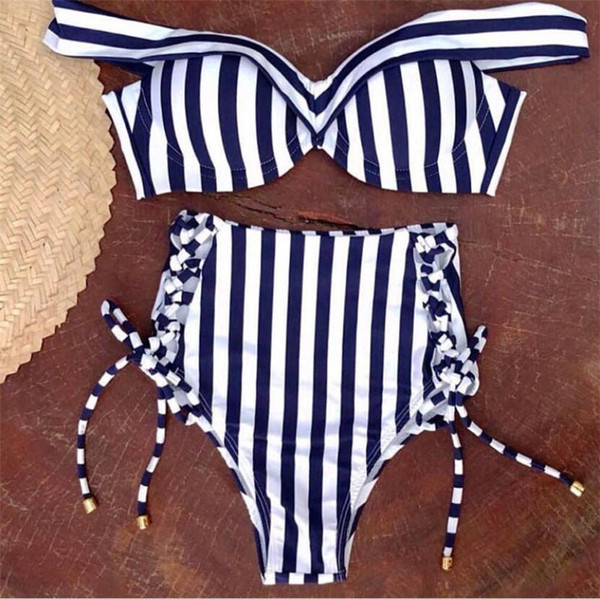Csíkos női fürdőruha nyakkendővel és magas derekú nadrággal