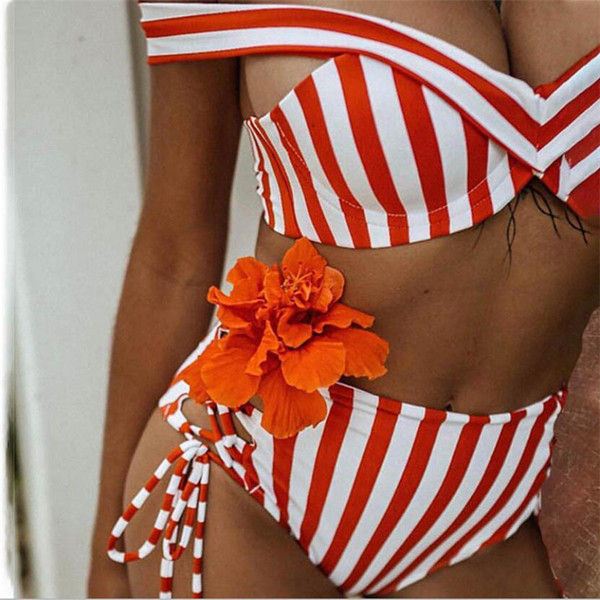 Csíkos női fürdőruha nyakkendővel és magas derekú nadrággal