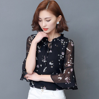 Elegáns női ing O-alakú alacsony gallérral, fekete-fehér fűzővel