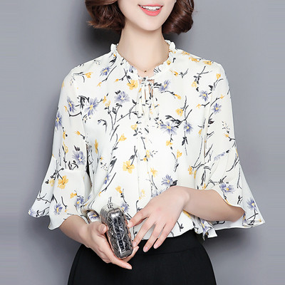 Elegáns női ing O-alakú alacsony gallérral, fekete-fehér fűzővel