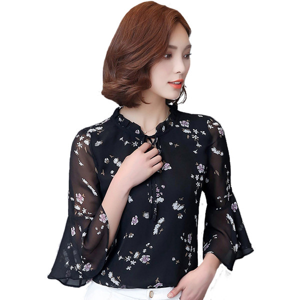 Elegáns női ing O-alakú alacsony gallérral, fekete-fehér fűzővel