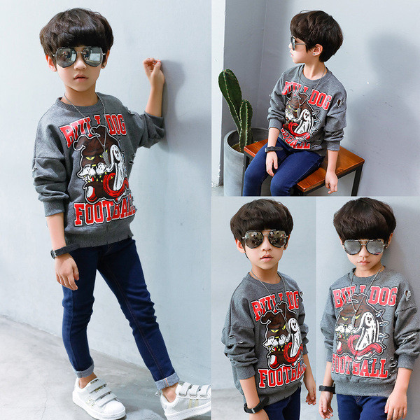 Modern gyerekblúz rátéttel és felirattal