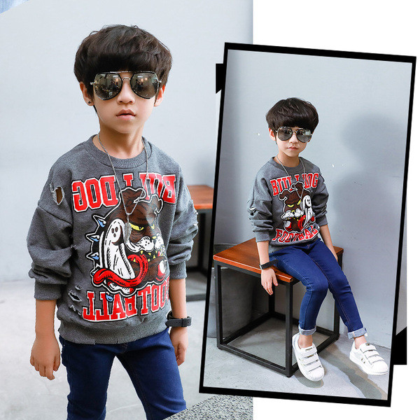 Modern gyerekblúz rátéttel és felirattal