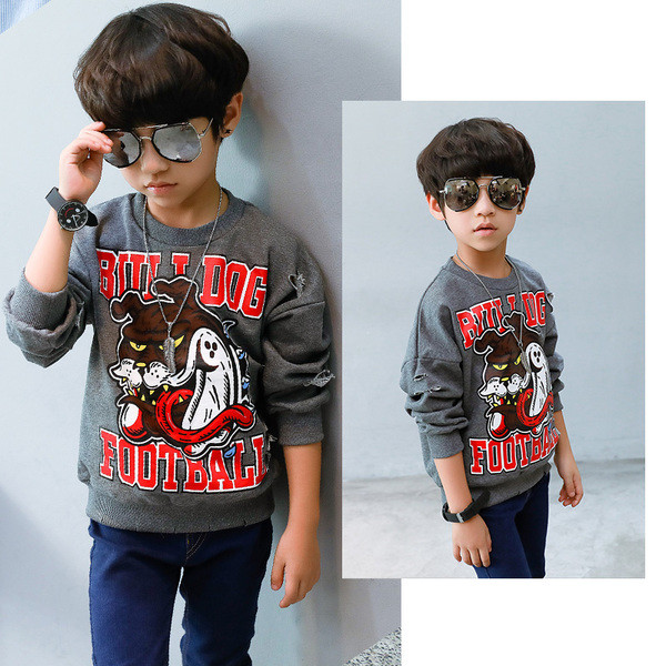 Modern gyerekblúz rátéttel és felirattal