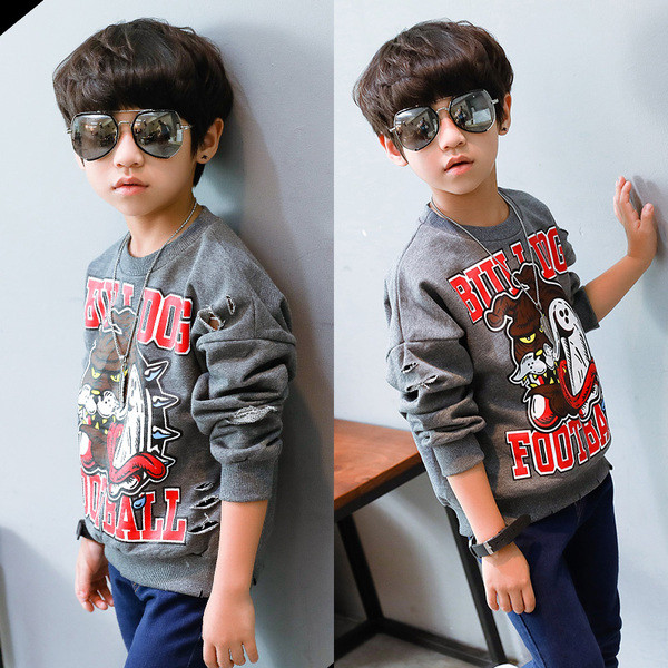 Modern gyerekblúz rátéttel és felirattal