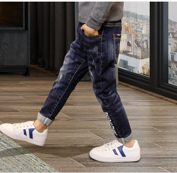 Blugi casual pentru copii pentru baieti cu inscriptie si curea elastica