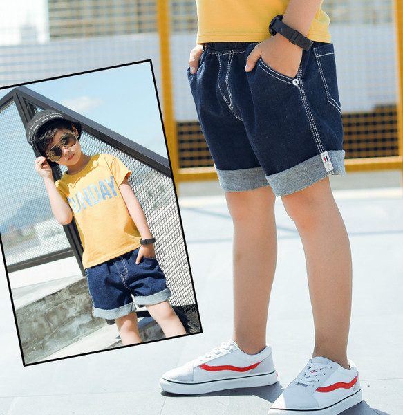 Modern, kék színű gyerek rövid farmernadrág fiúknak