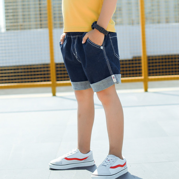 Modern, kék színű gyerek rövid farmernadrág fiúknak