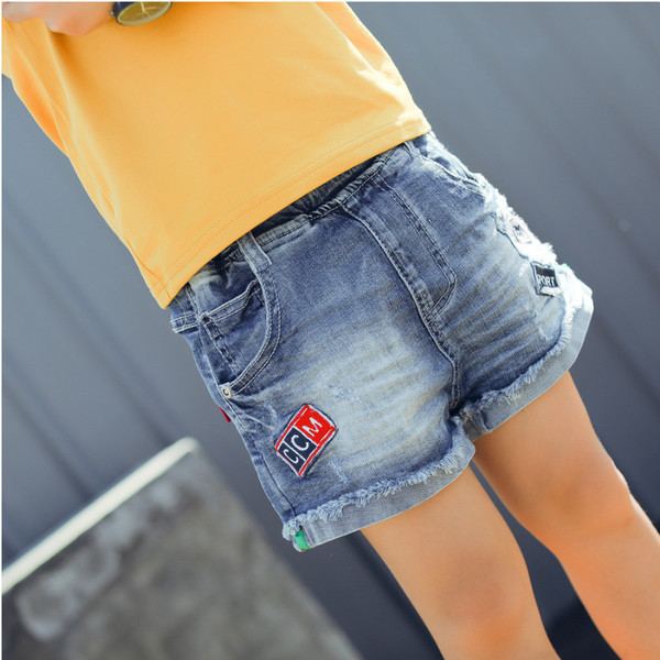 Pantaloni scurți moderni pentru băieți cu emblemă