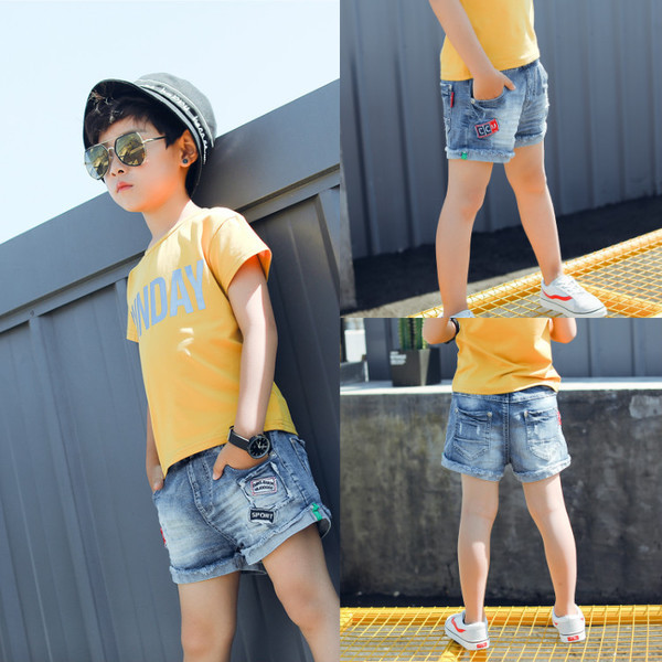 Pantaloni scurți moderni pentru băieți cu emblemă