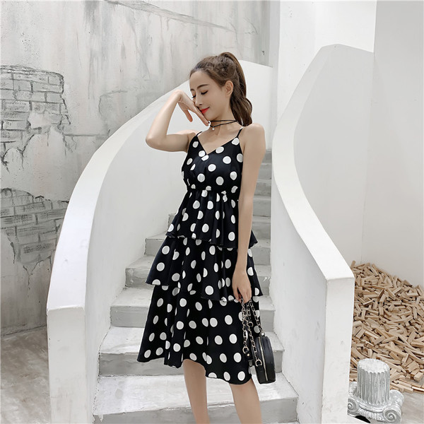 Modern női pöttyös ruha fekete-fehér színben