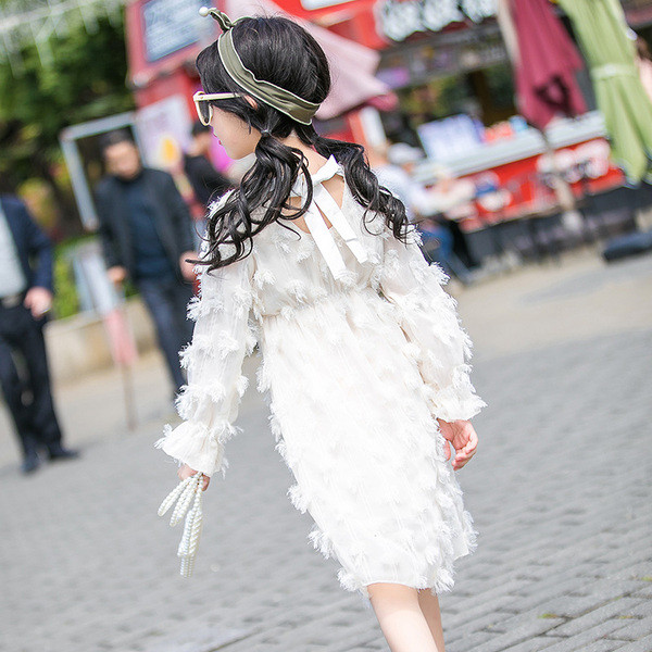 Rochie modernă pentru copii cu mâneci lungi în alb