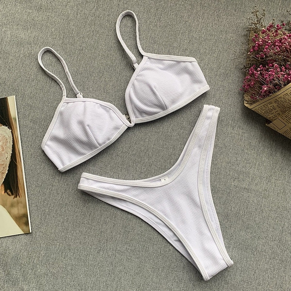 Costum de baie modern cu bretele subțiri în alb