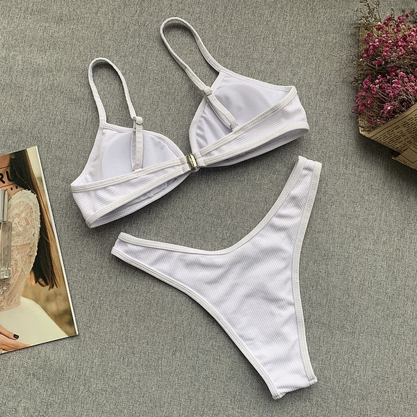 Costum de baie modern cu bretele subțiri în alb