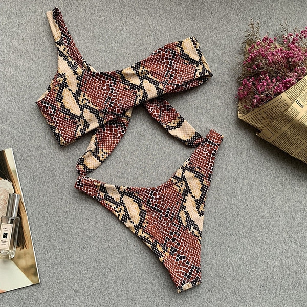 Új, kétrészes fürdőruha modell állatmintával