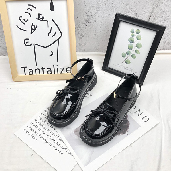 Sportos-elegáns női cipő fekete színben - két modell