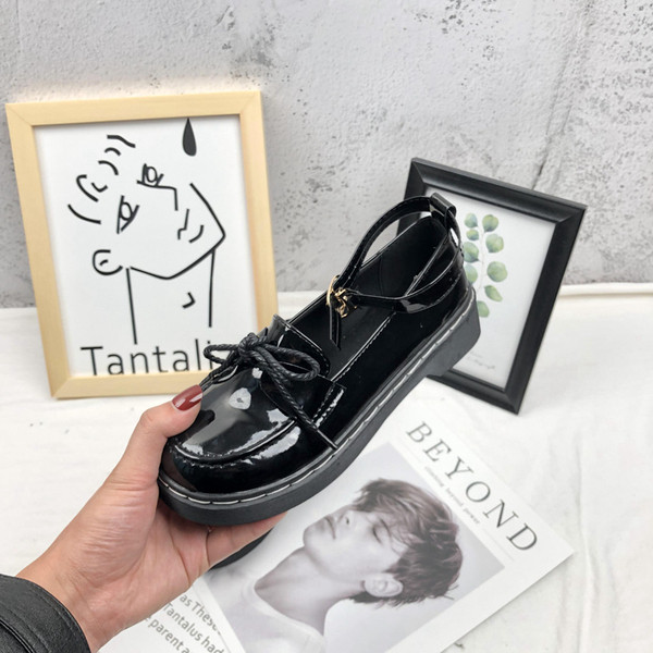 Sportos-elegáns női cipő fekete színben - két modell